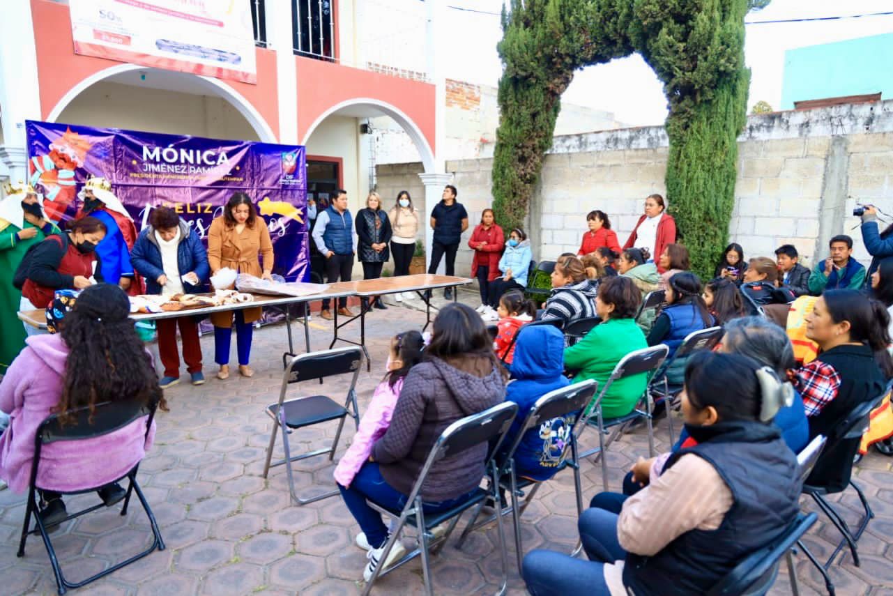 Culmina Mónica Jiménez primera entrega de juguetes en Chiautempan